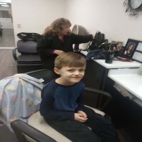 Pony Village Beauty Salon, beauty salon in North Bend, OR